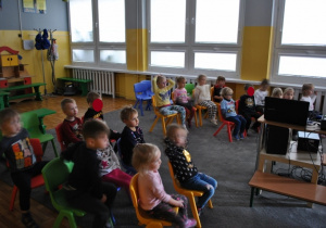 Dzieci oglądają nagranie przedstawienia teatralnego "Ile żab waży księżyc?". Ujęcie 3